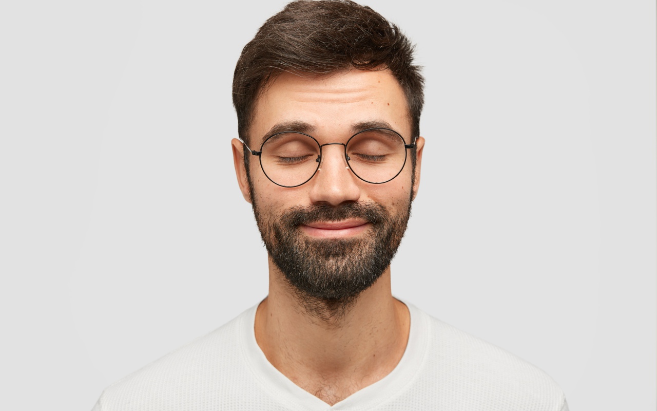 Бородатый мужчина с очками на лице 