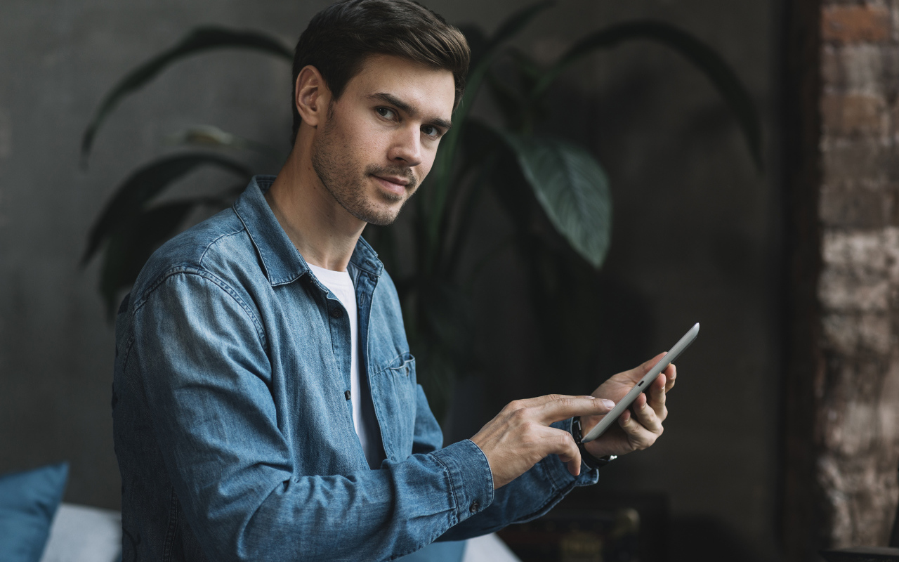 Красивый мужчина со смартфоном в руке