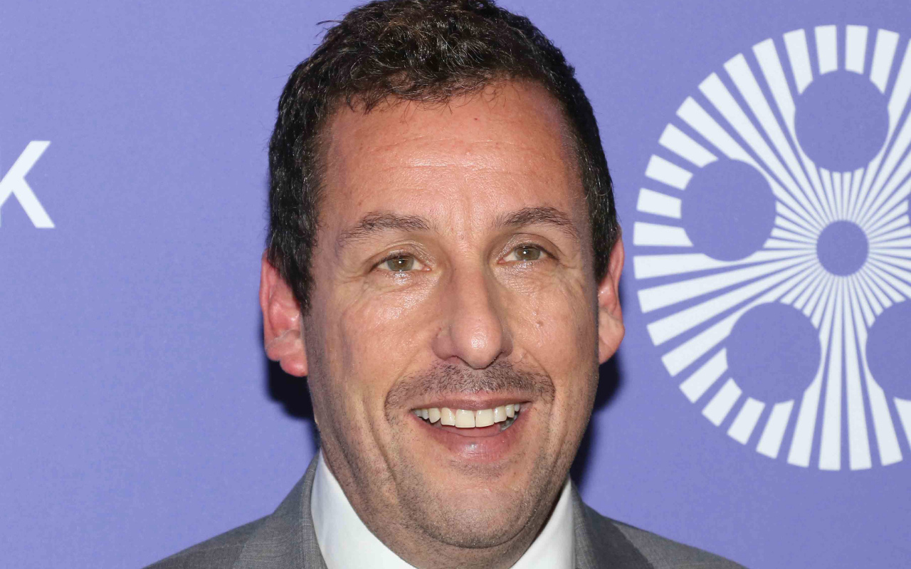 Актер Адам Сендлер крупным планом