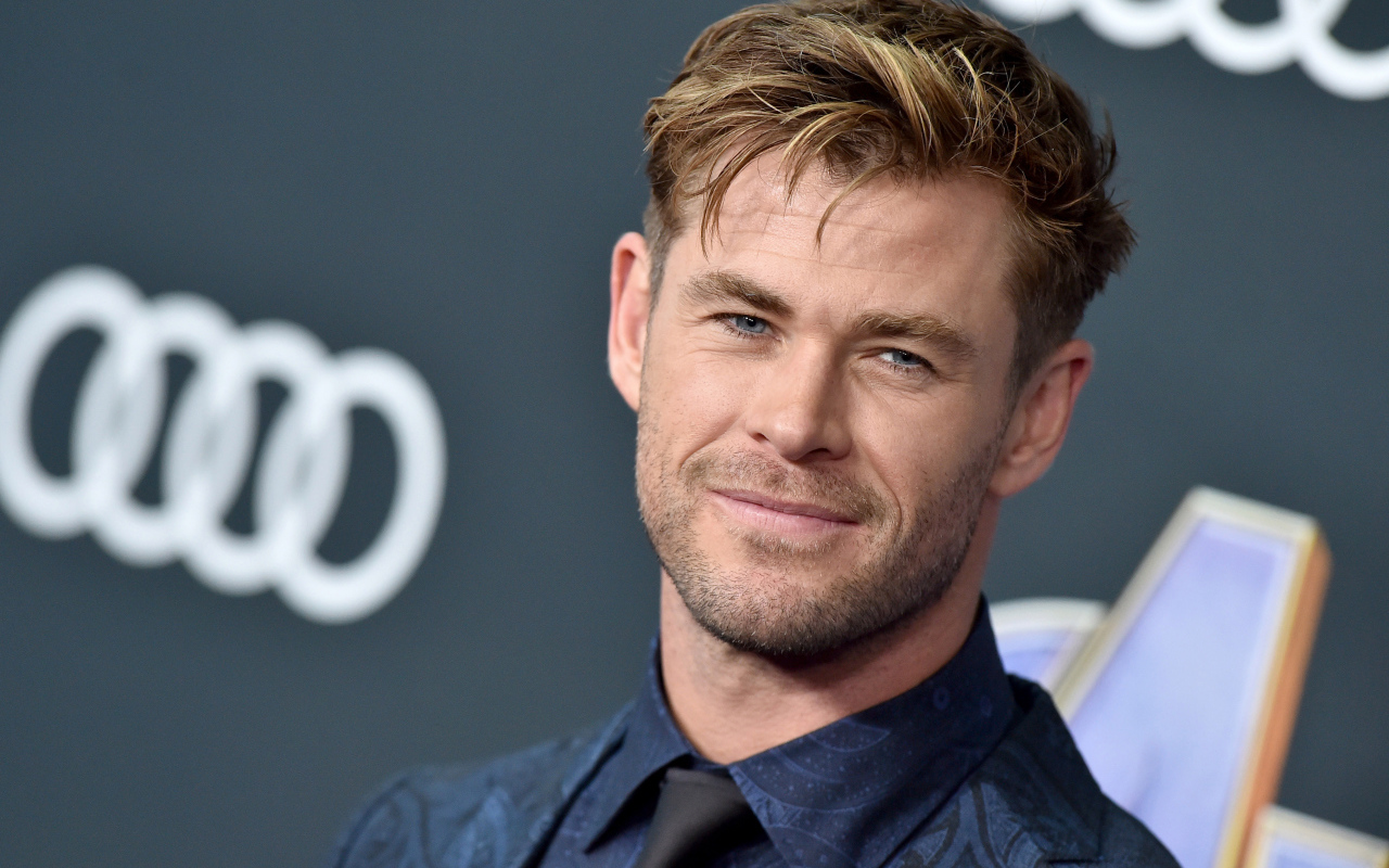Милая улыбка актера Криса Хемсворта