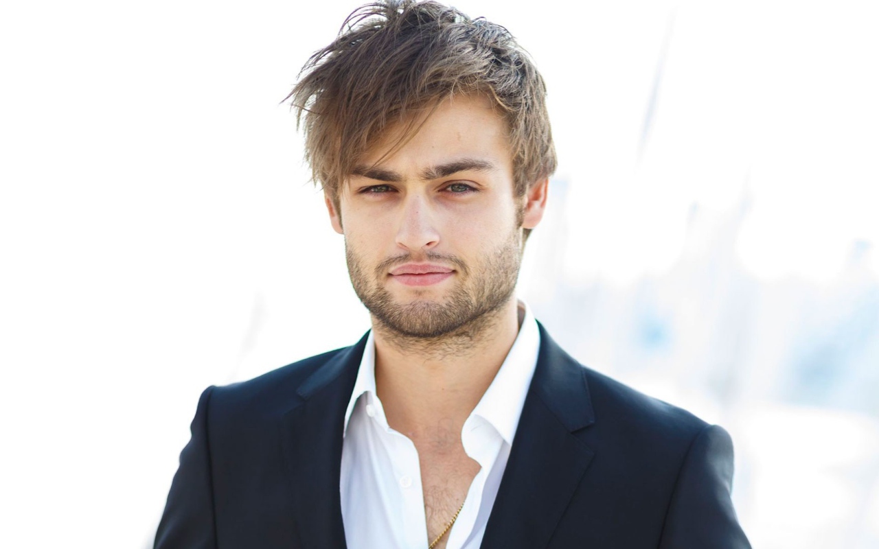 Актер Дуглас Бут в костюме на белом фоне