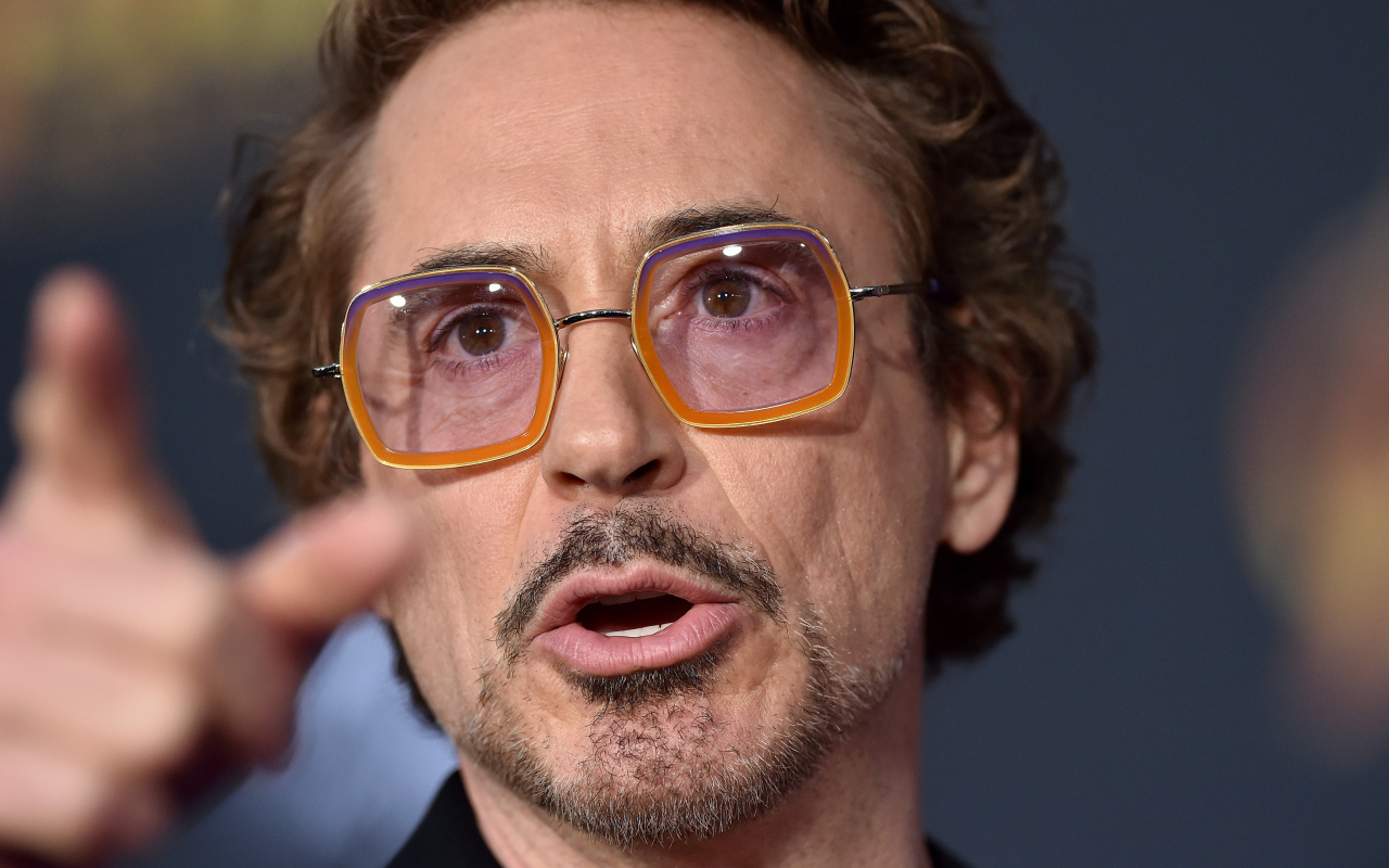 Актер Роберт Дауни-младший в очках крупным планом