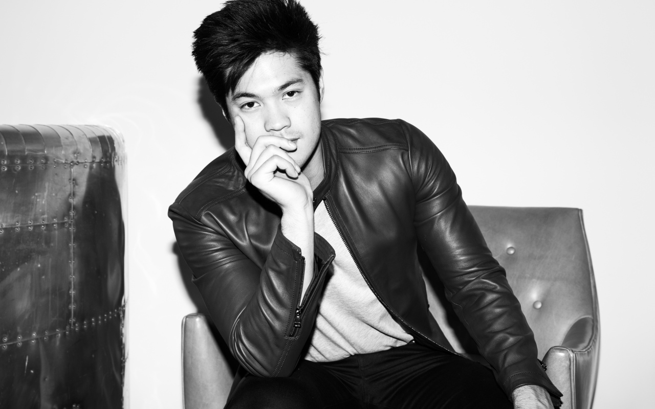 Американский актер Росс Батлер в черной кожаной куртке