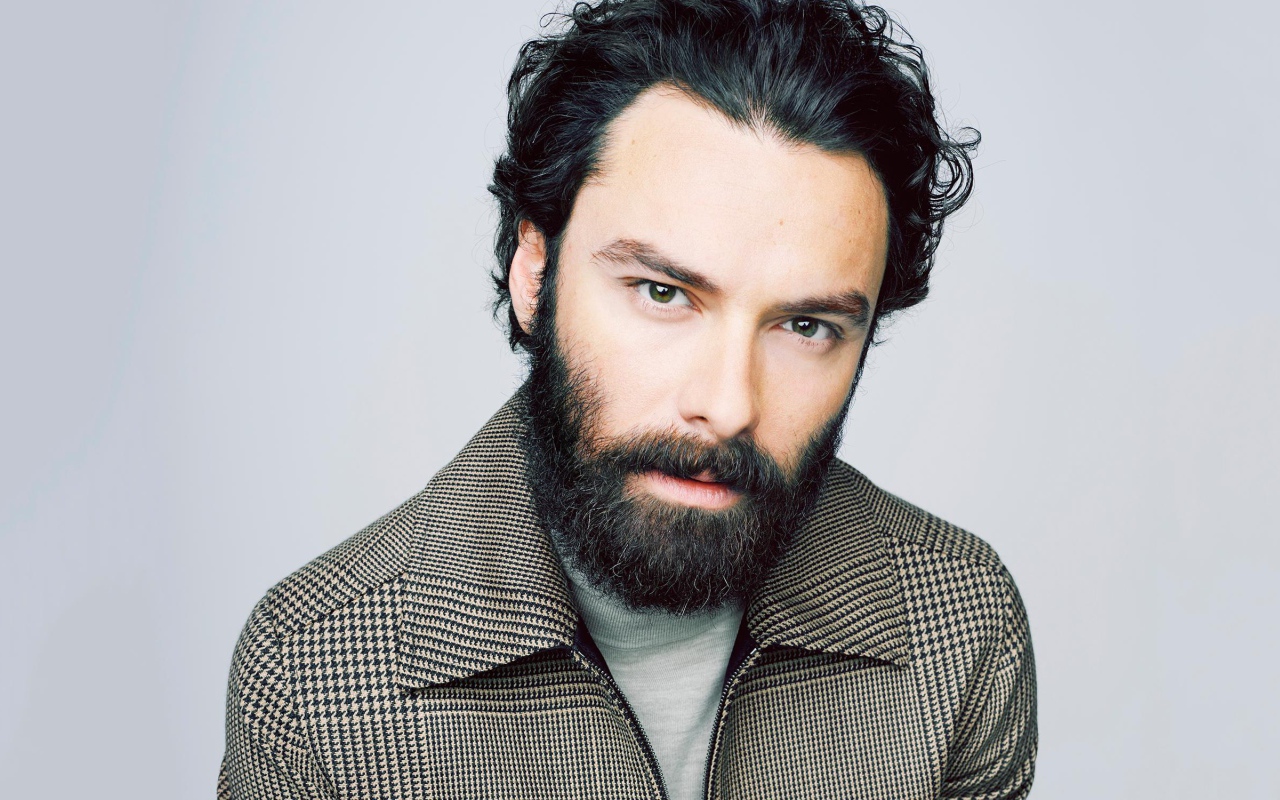 Темноволосый мужчина, актер Эйдан Тёрнер