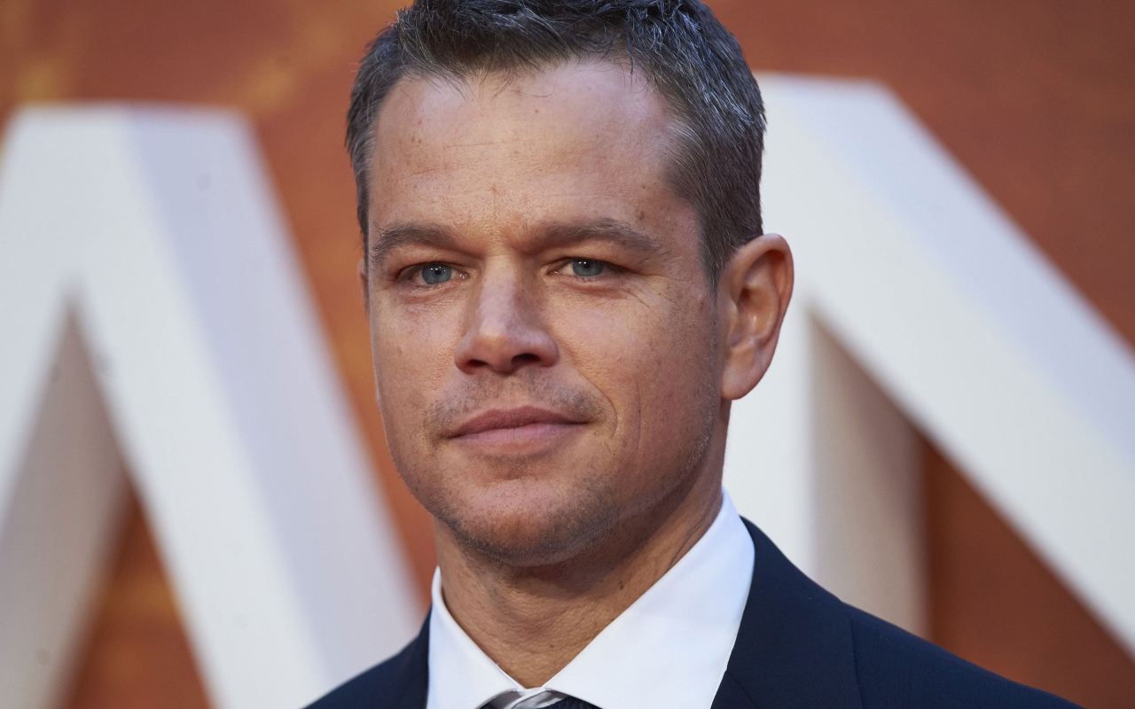 Красивый популярный актер Мэтт Деймон в костюме