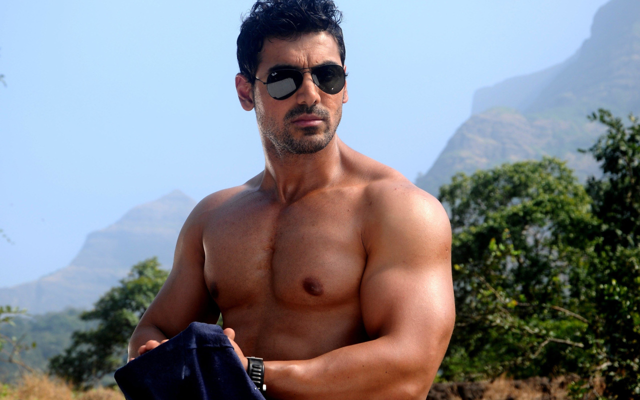 Накаченный мужчина индийский актер Джон Абрахам