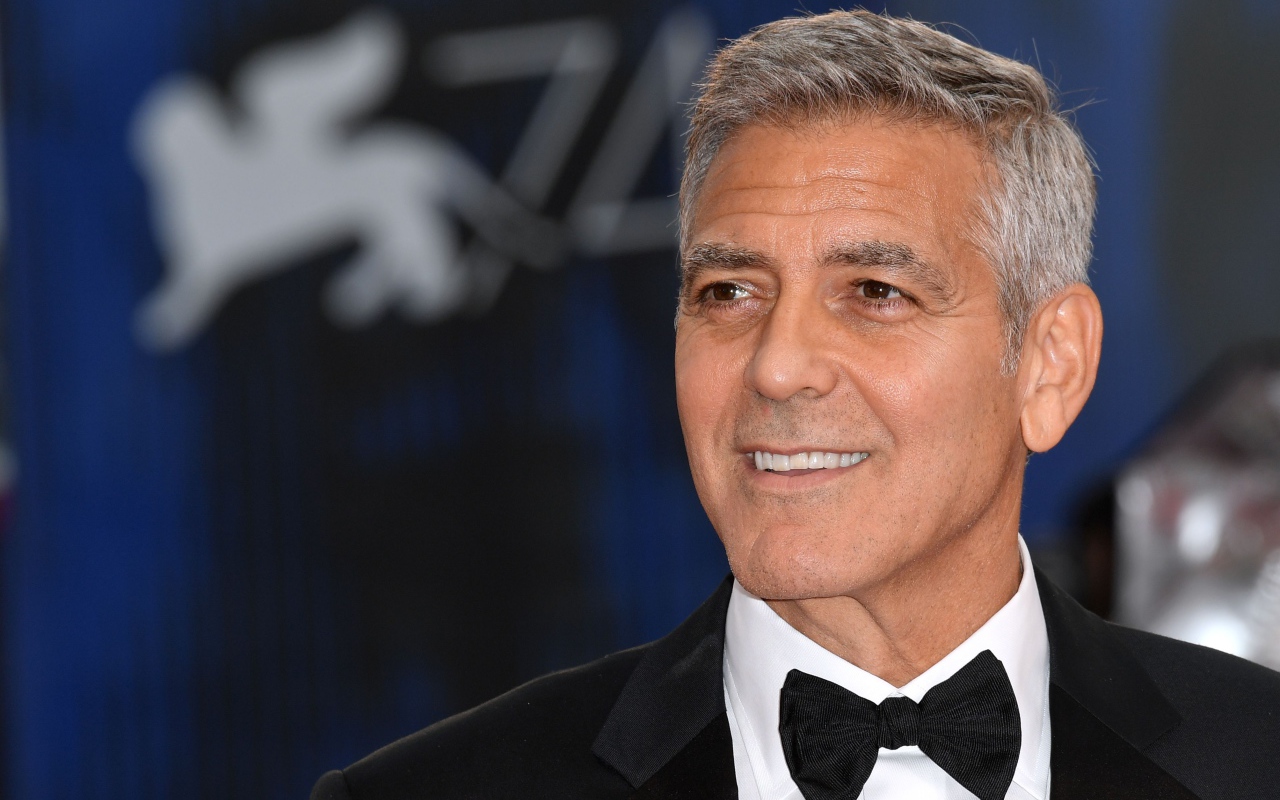 Улыбающийся мужчина, актер Джордж Клуни