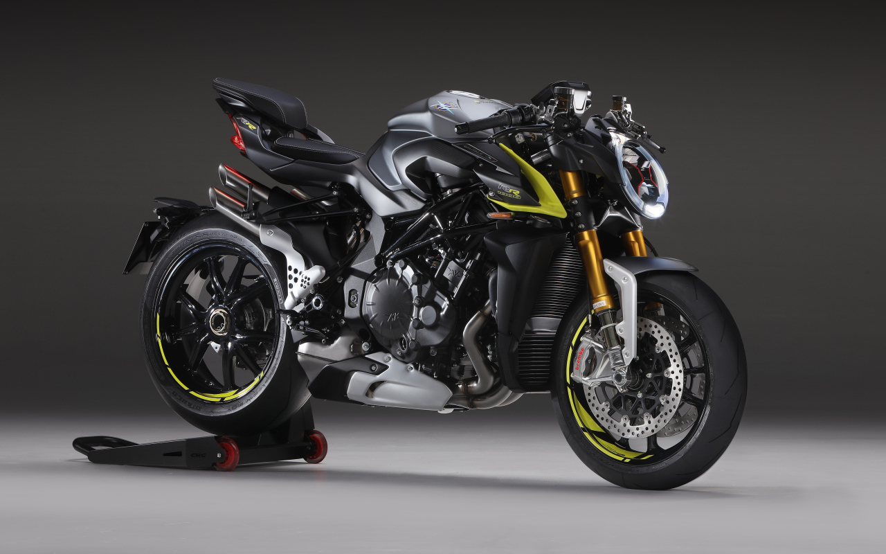 Большой тяжелый мотоцикл Agusta Brutale 1000 RR 2020 года на сером фоне