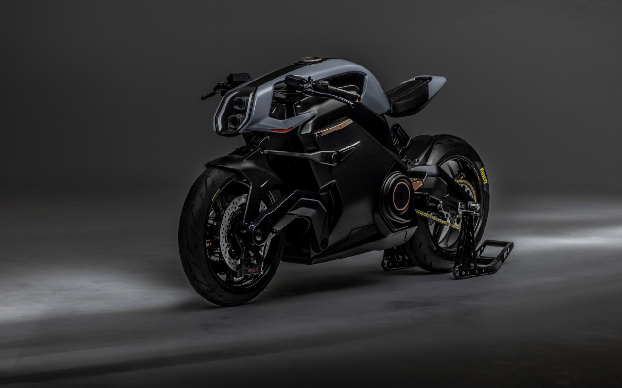 Черный мотоцикл ARC Vector 2021 года на сером фоне