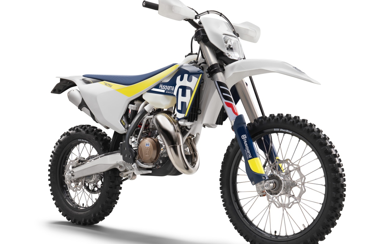 Гоночный мотоцикл  Husqvarna TX 125, 2020 года на белом фоне