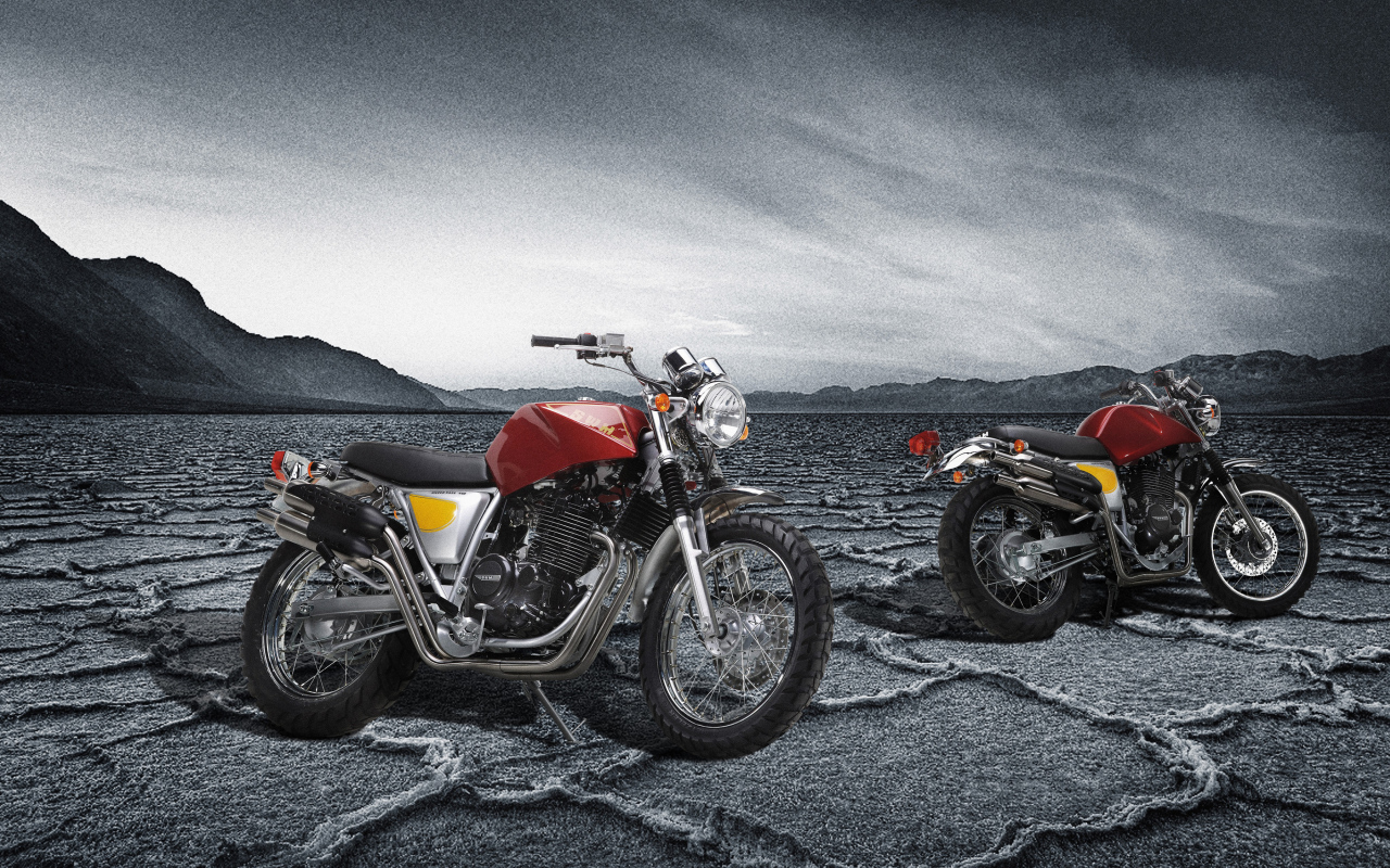 Два мотоцикла SWM Silver Vase 440 под грозовым небом 