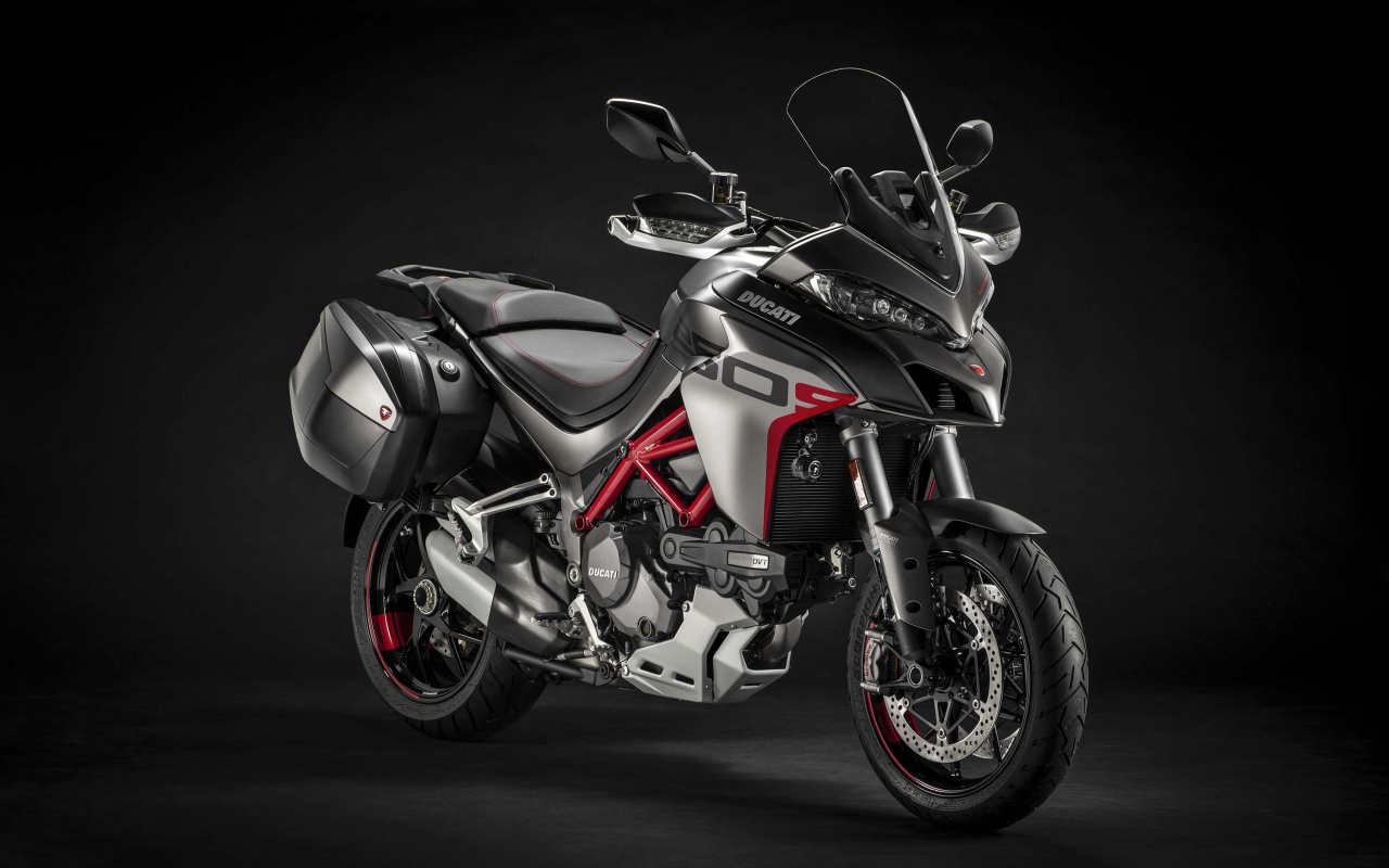 Мотоцикл Ducati Monster 1260 GT 2020 года на черном фоне
