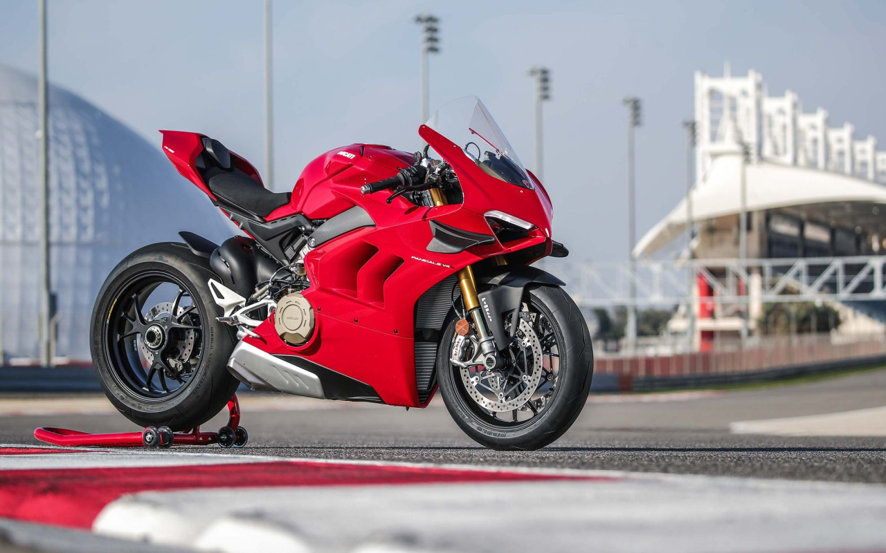 Красный мотоцикл  Ducati Panigale V4 S, 2020 года на стадионе 