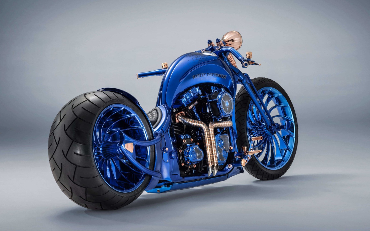 Синий дорогой мотоцикл Harley Davidson на сером фоне