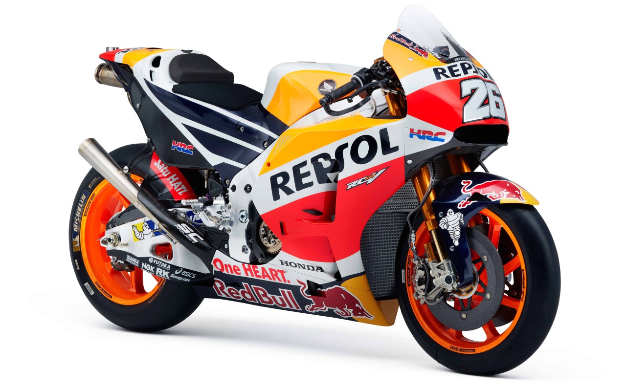 Мотоцикл гоночный honda на белом фоне