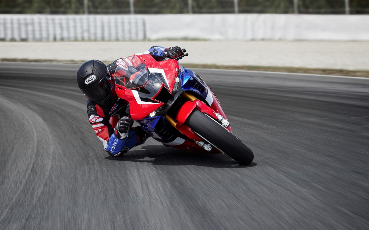 Мотоцикл Honda CBR1000RR-R Fireblade SP 2020 на кроссе