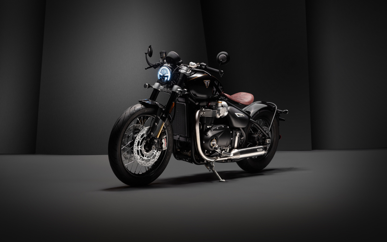 Мотоцикл Triumph Bonneville Bobber TFC 2020 года на сером фоне