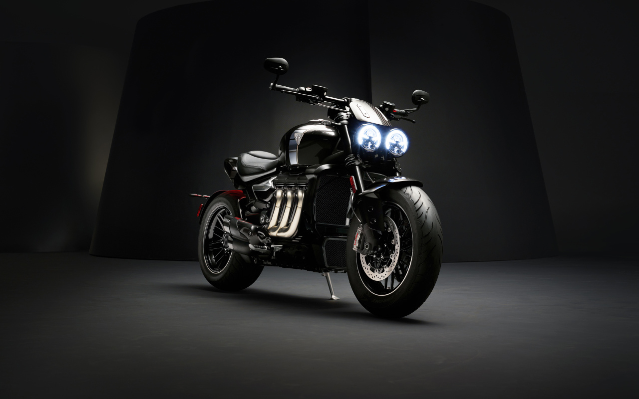 Черный автомобиль Triumph Rocket III TFC 2019 года на черном фоне