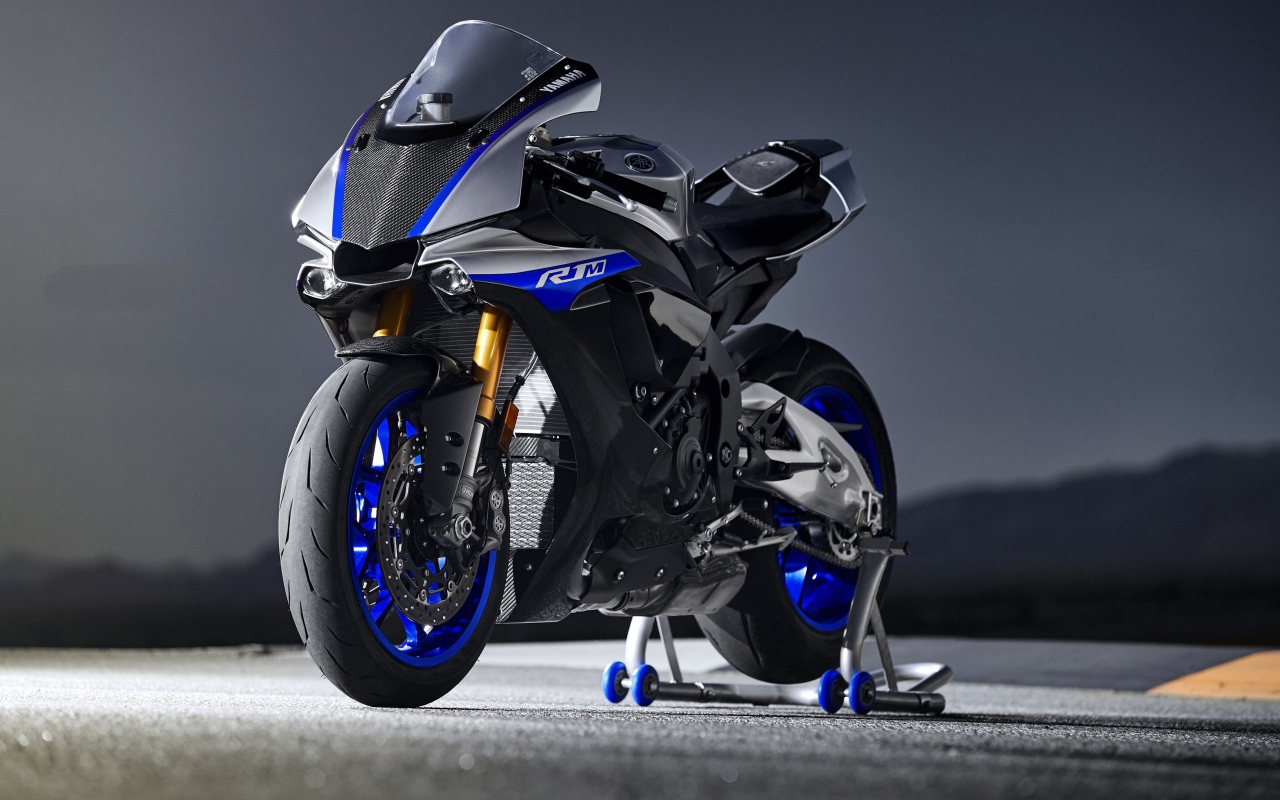 Мотоцикл Yamaha R1 на трассе 