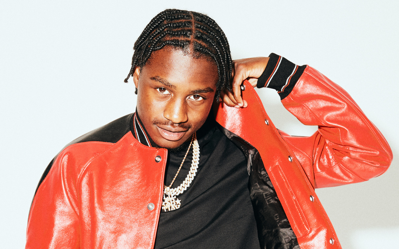 Американский рэпер  Polo G в красной кожаной куртке