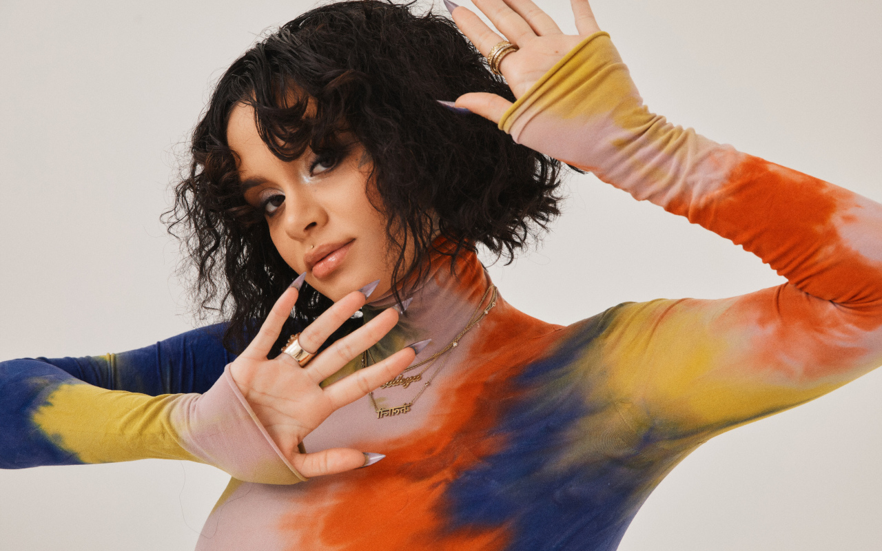 Американская певица Кейлани с длинными ногтями