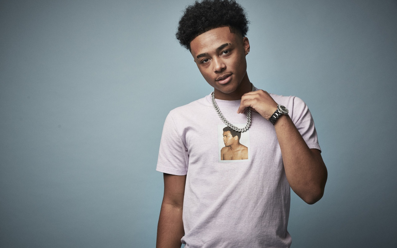 Американский певец, рэпер Luh Kel на сером фоне