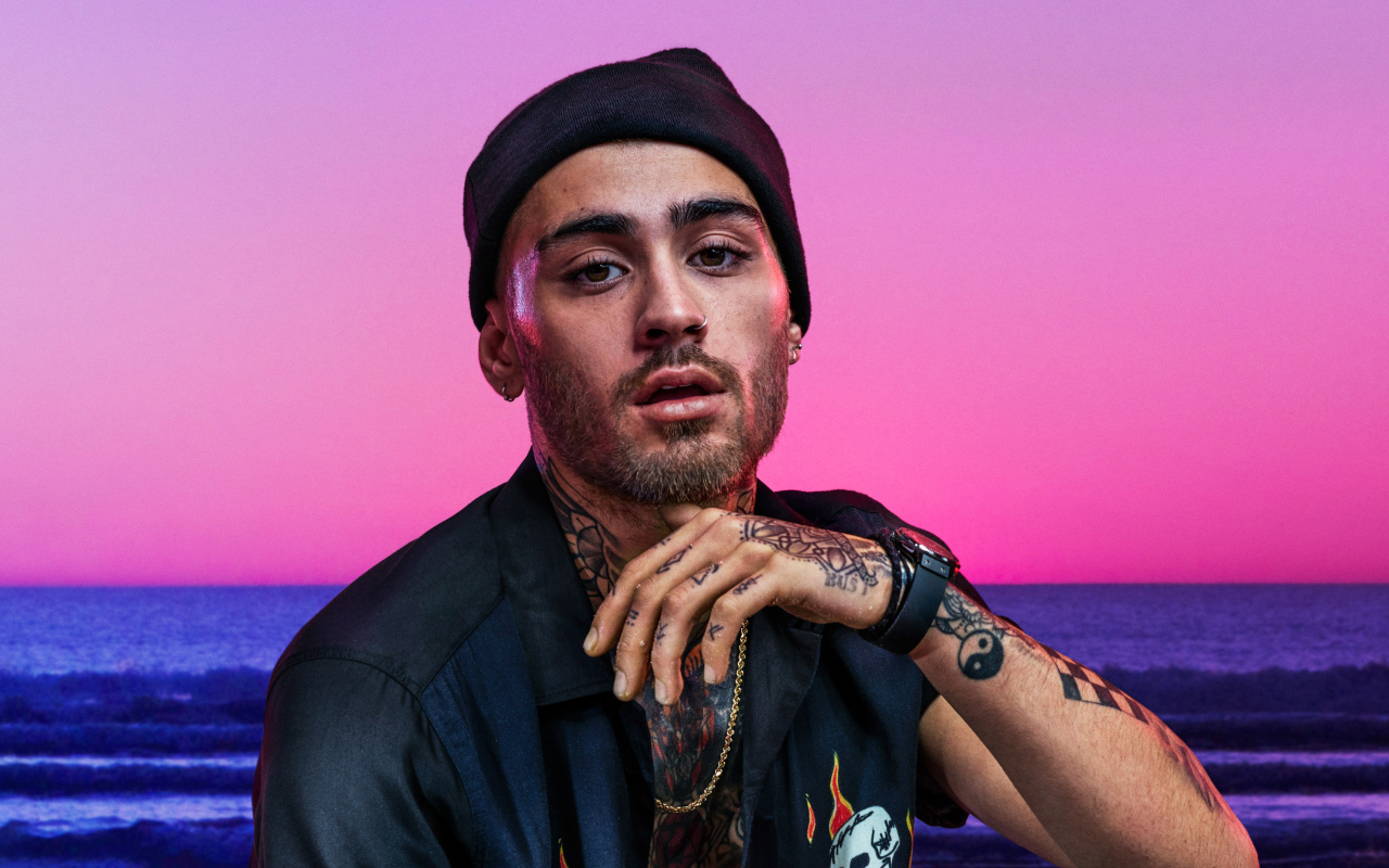 Британский певец Зейн Малик в черной шапке