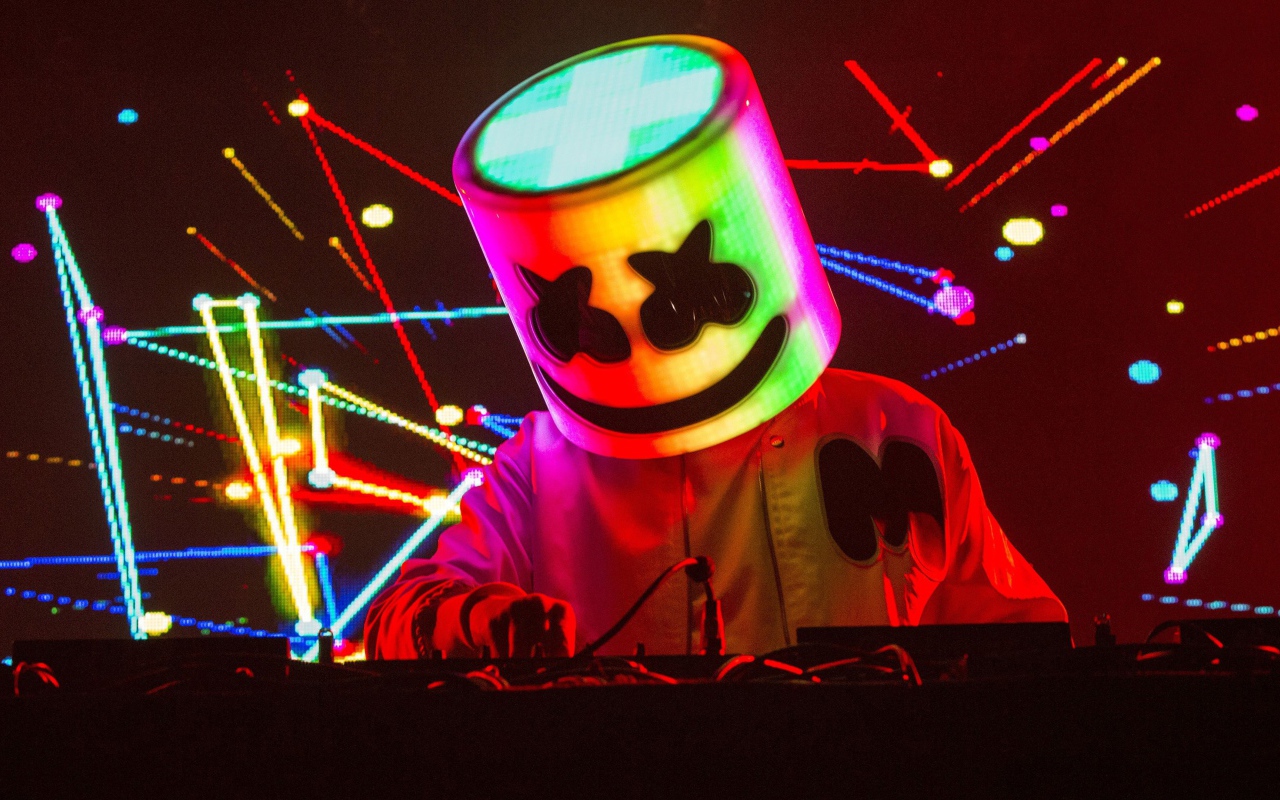 Диджей Маршмеллоу за пультом в клубе 