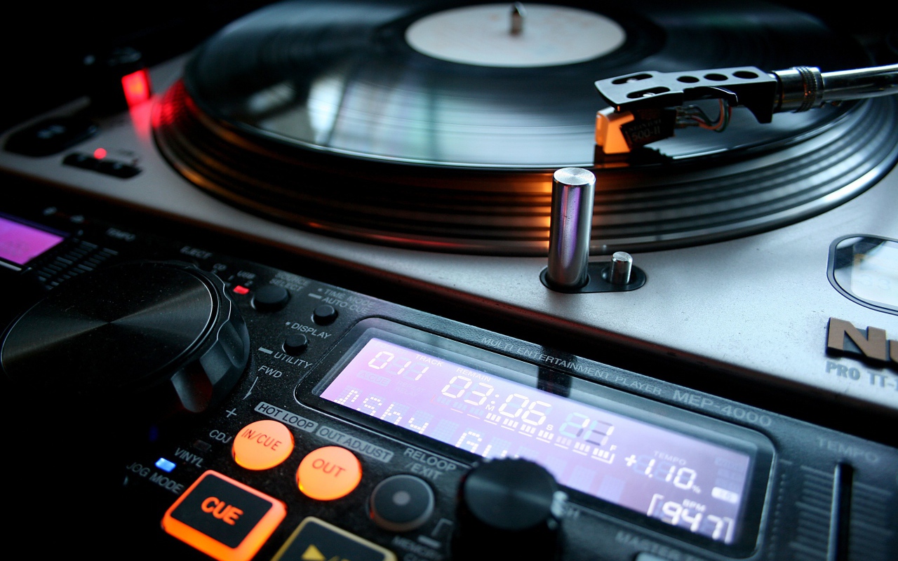 Диджейский виниловый проигрыватель 