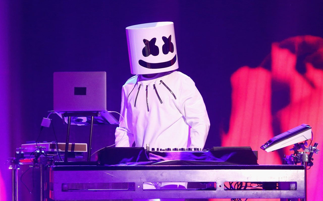 Диджей Маршмеллоу в диджейского пульта