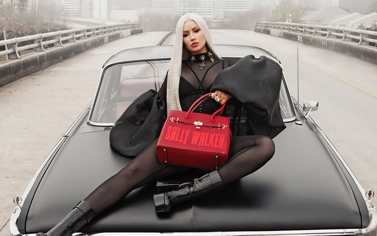 Хип хоп исполнительница Игги Азалия лежит на машине