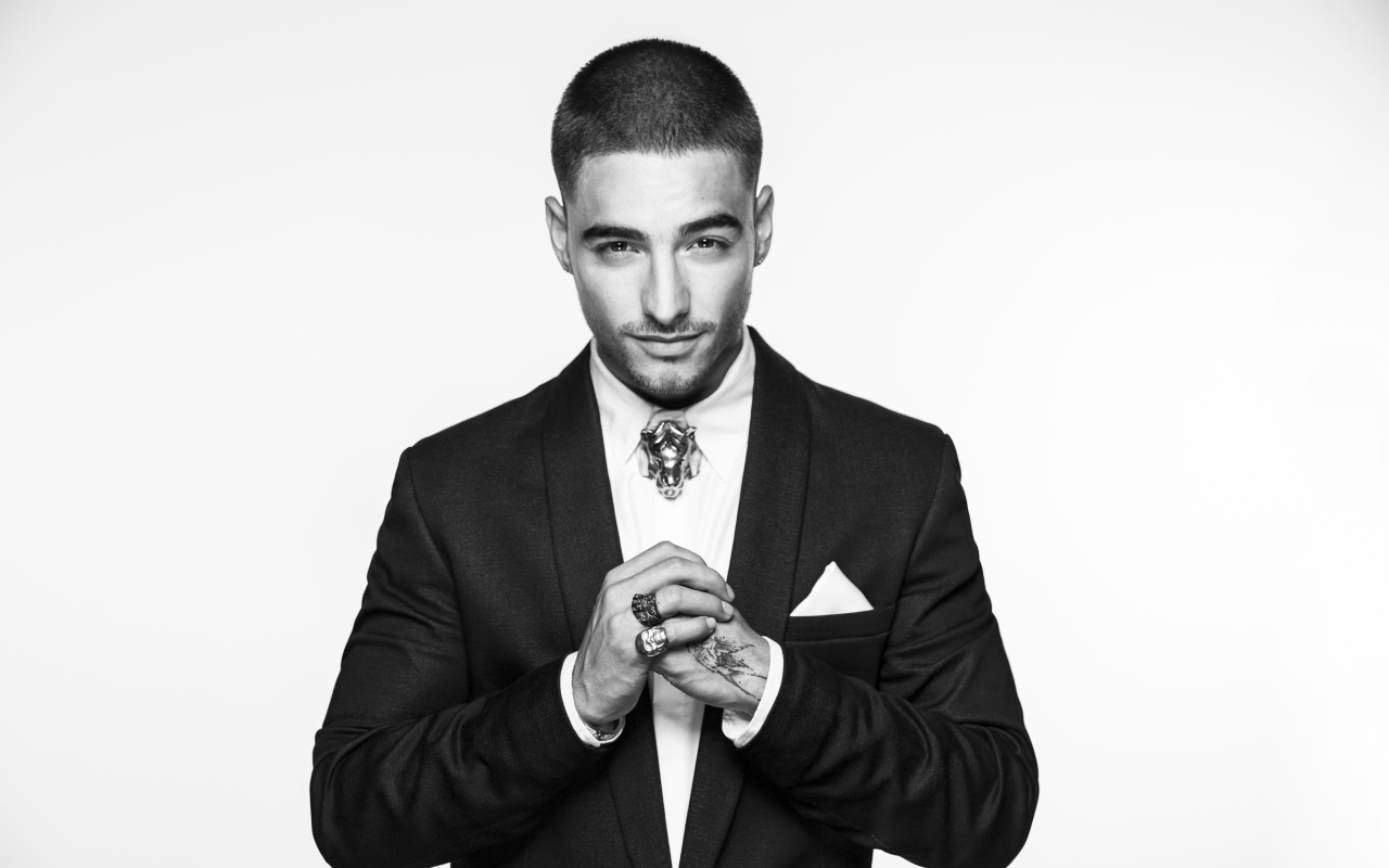 Певец Малума в костюме, черно-белое фото 