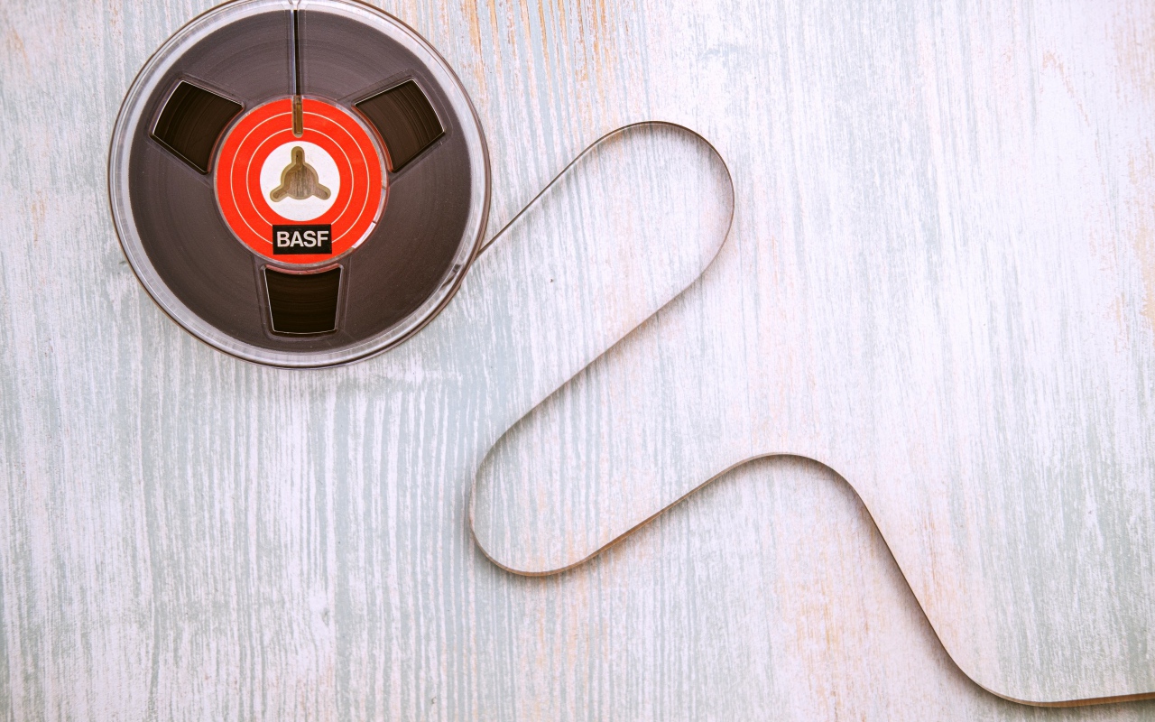 Старая катушка бобины с пленкой на столе