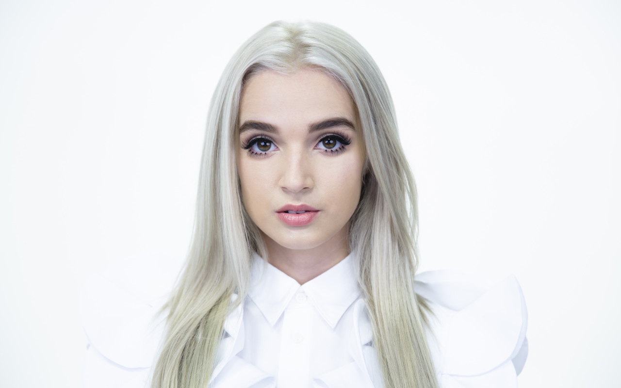Певица Poppy на белом фоне 