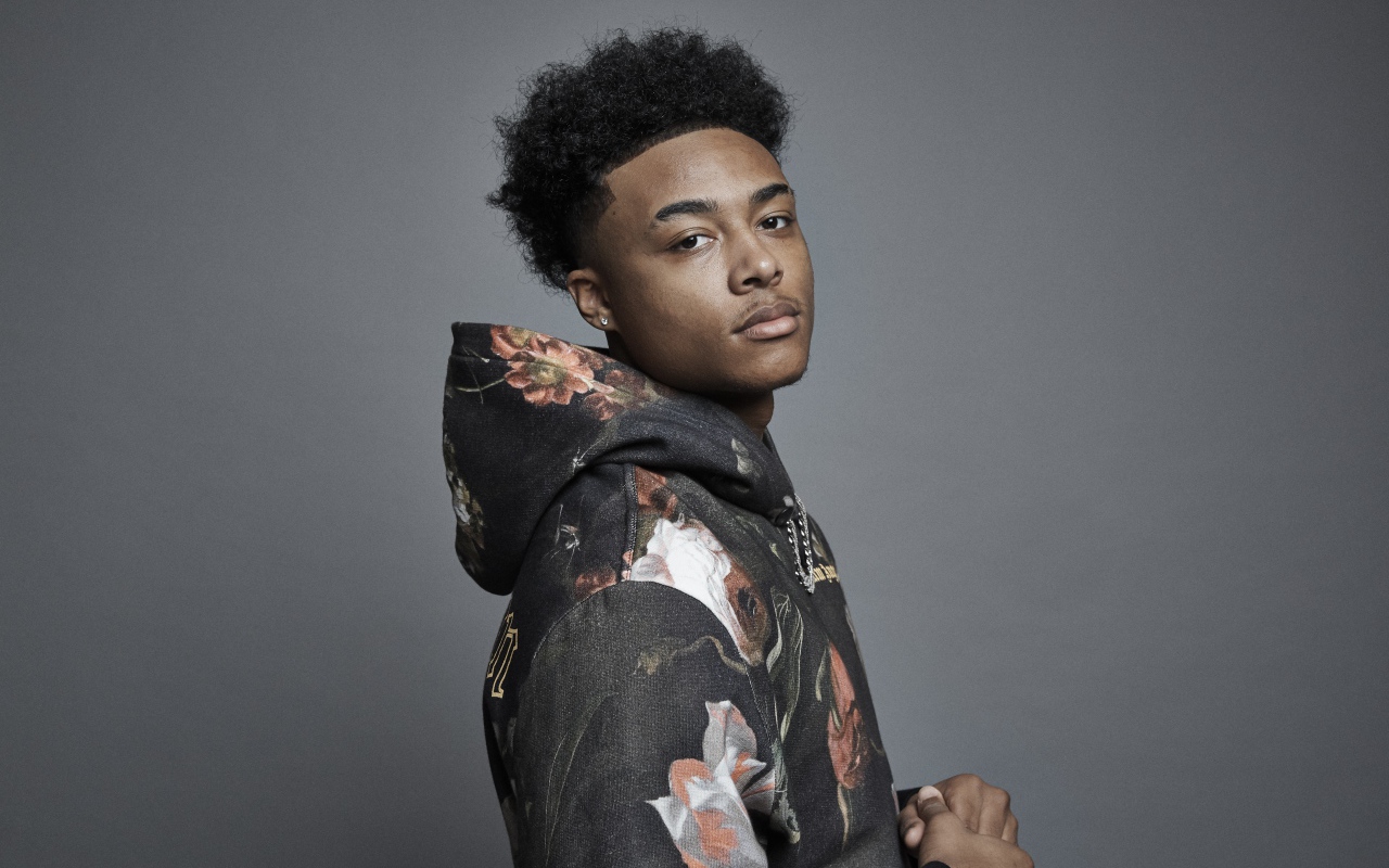 Рэпер Luh Kel на сером фоне