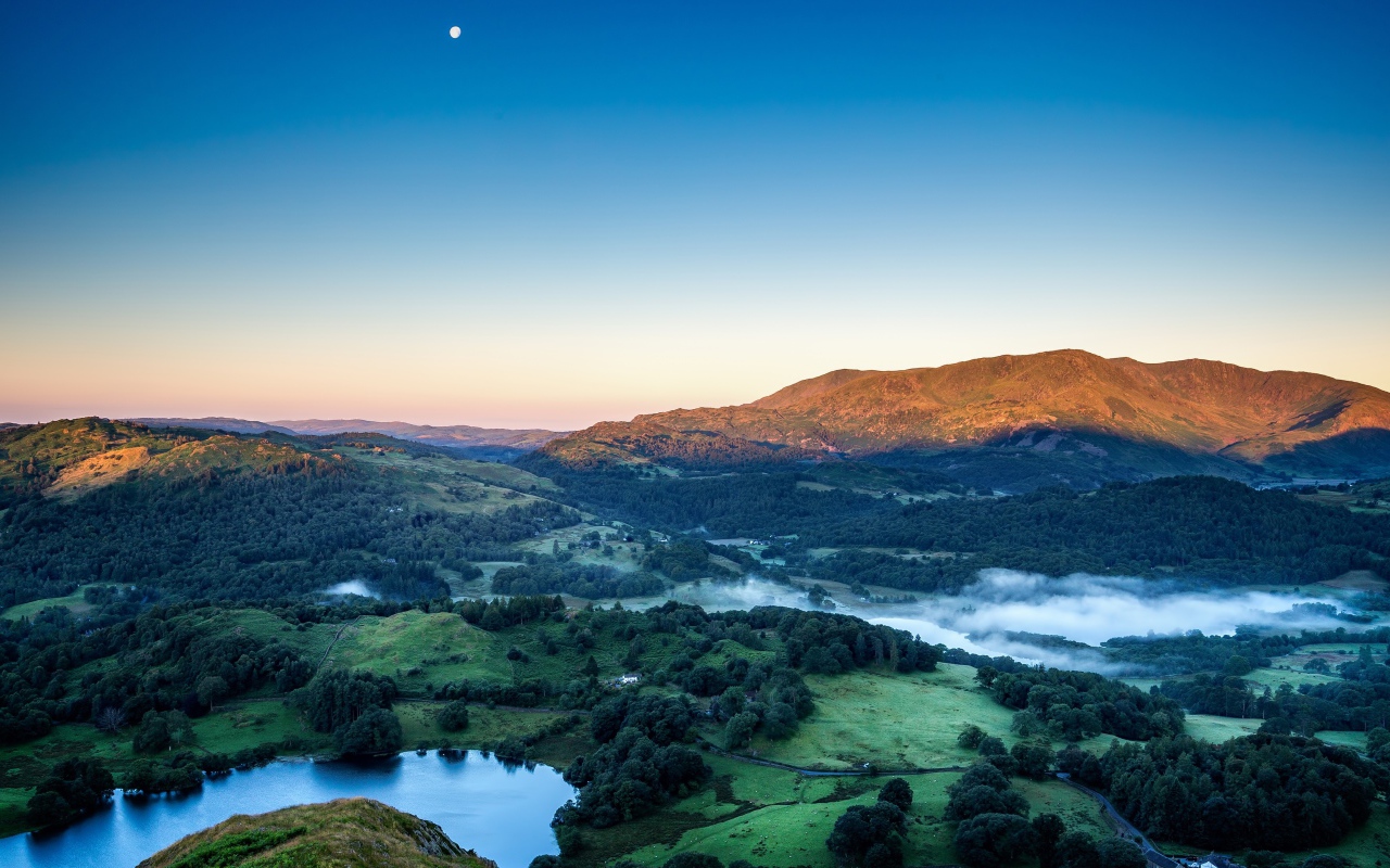 Туман над горной природой на рассвете 