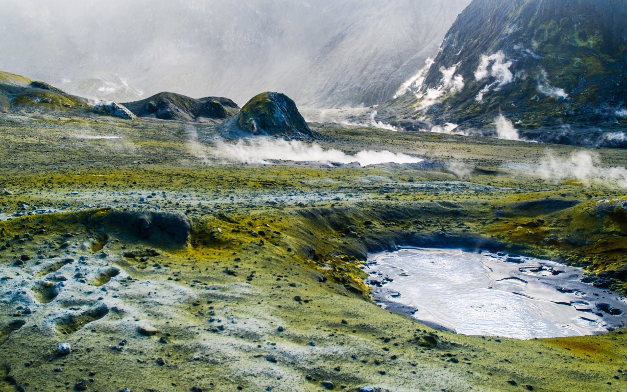 Горячие гейзеры у подножия гор 