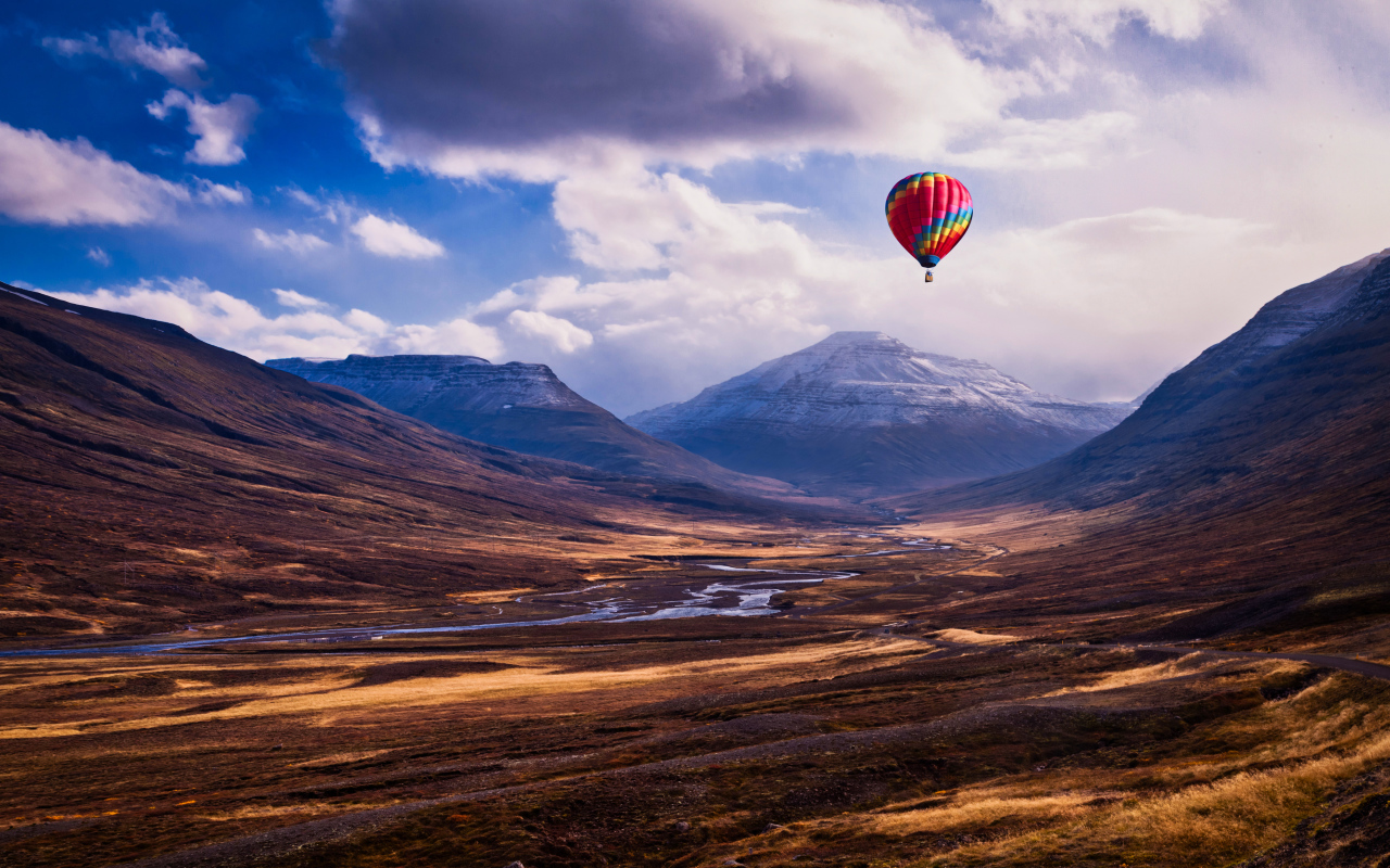 Разноцветный воздушный шар в небе над горами