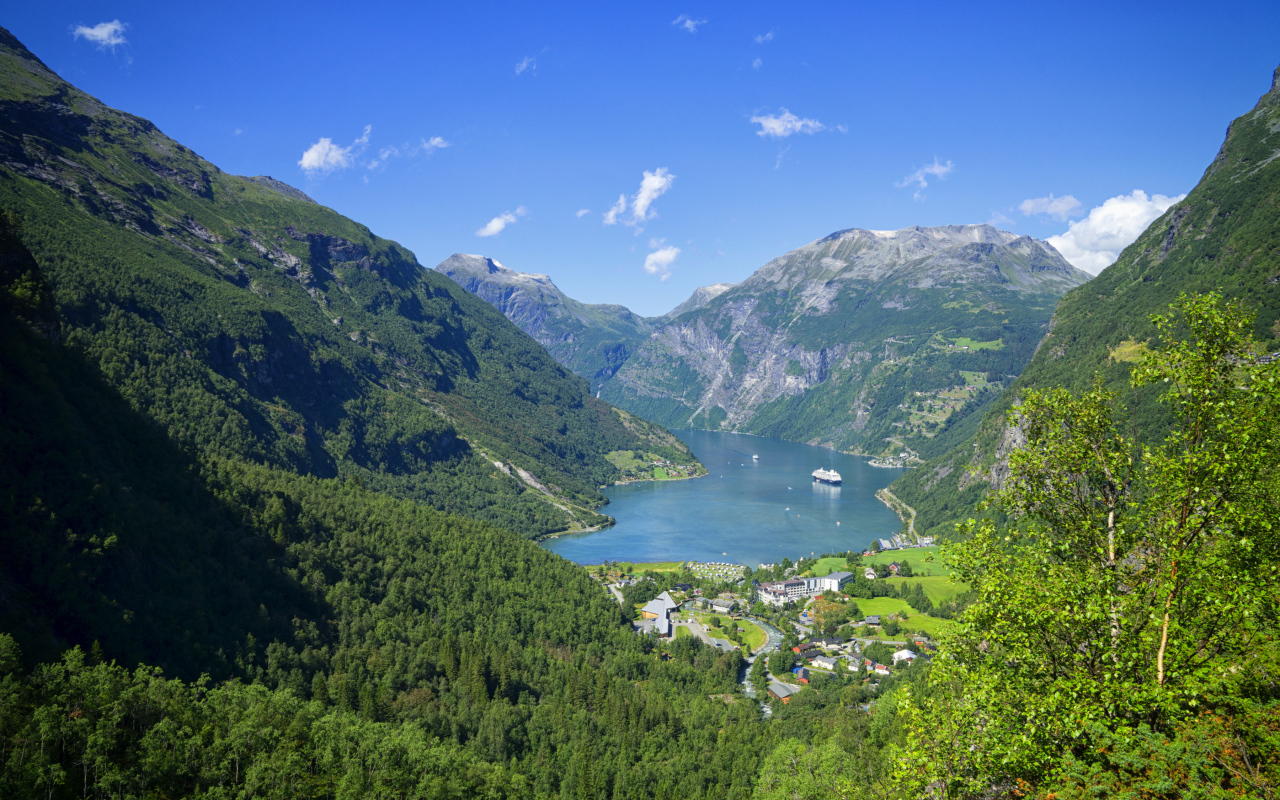 Норвежский фьорд в покрытых зеленью горах 