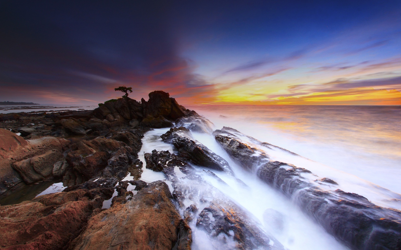 Вид со скалы на яркое солнце в облаках 
