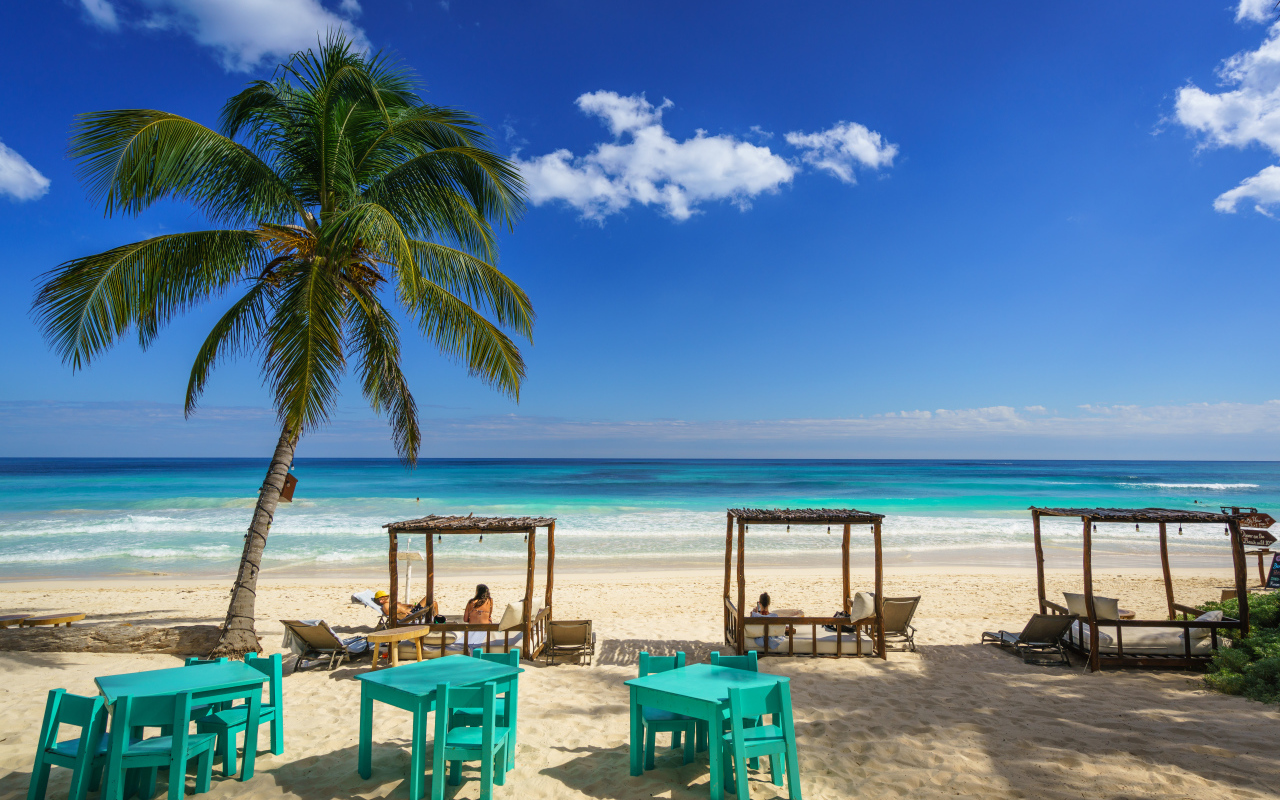 Красивый тропический пляж с горячим песком у океана 