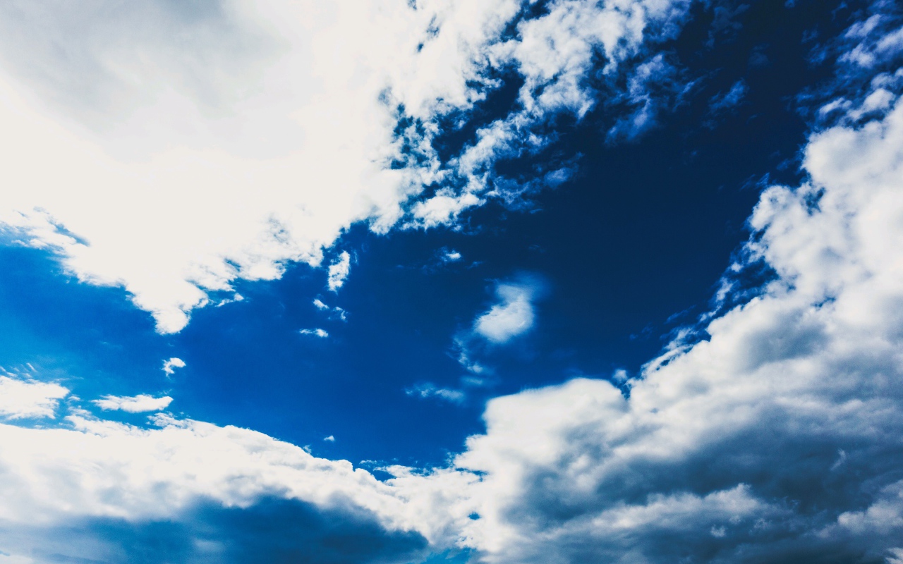 Красивое голубое небо с белыми облаками 