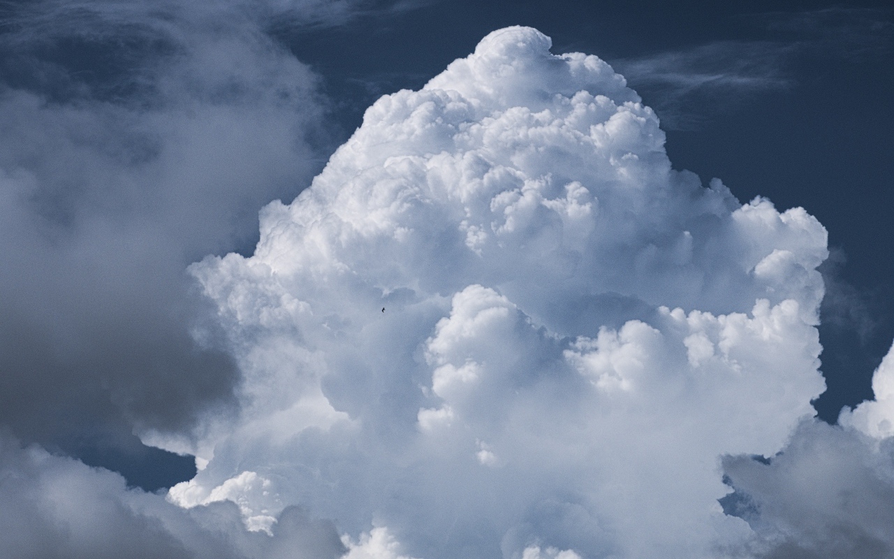 Большое белое облако в небе крупным планом