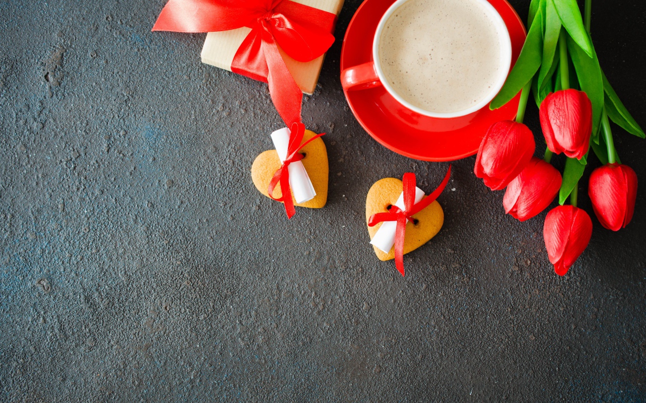Букет красных тюльпанов, подарок, печенье и кофе для любимой 