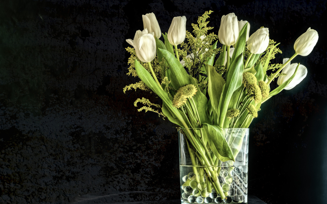 Букет белых тюльпанов с зелеными хризантемами в вазе на черном фоне 