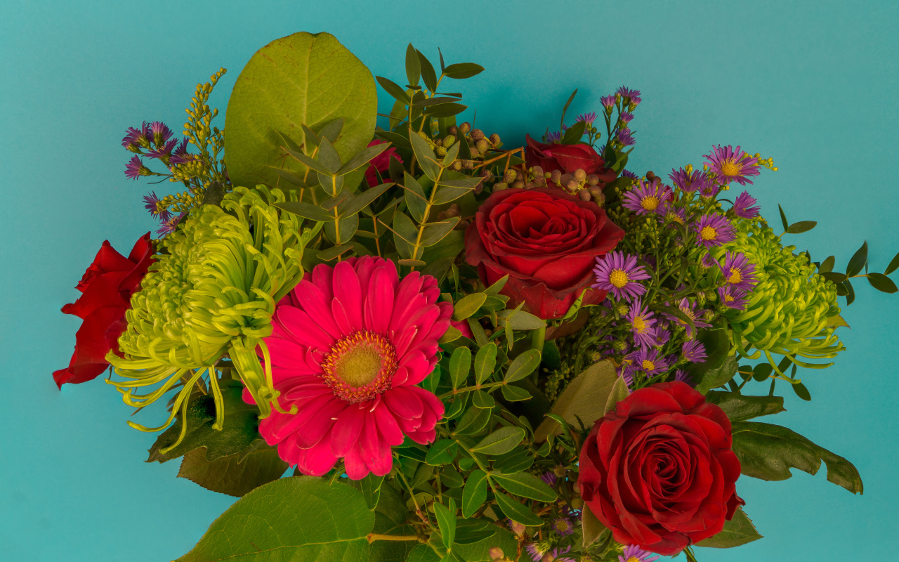 Праздничный букет на голубом фоне