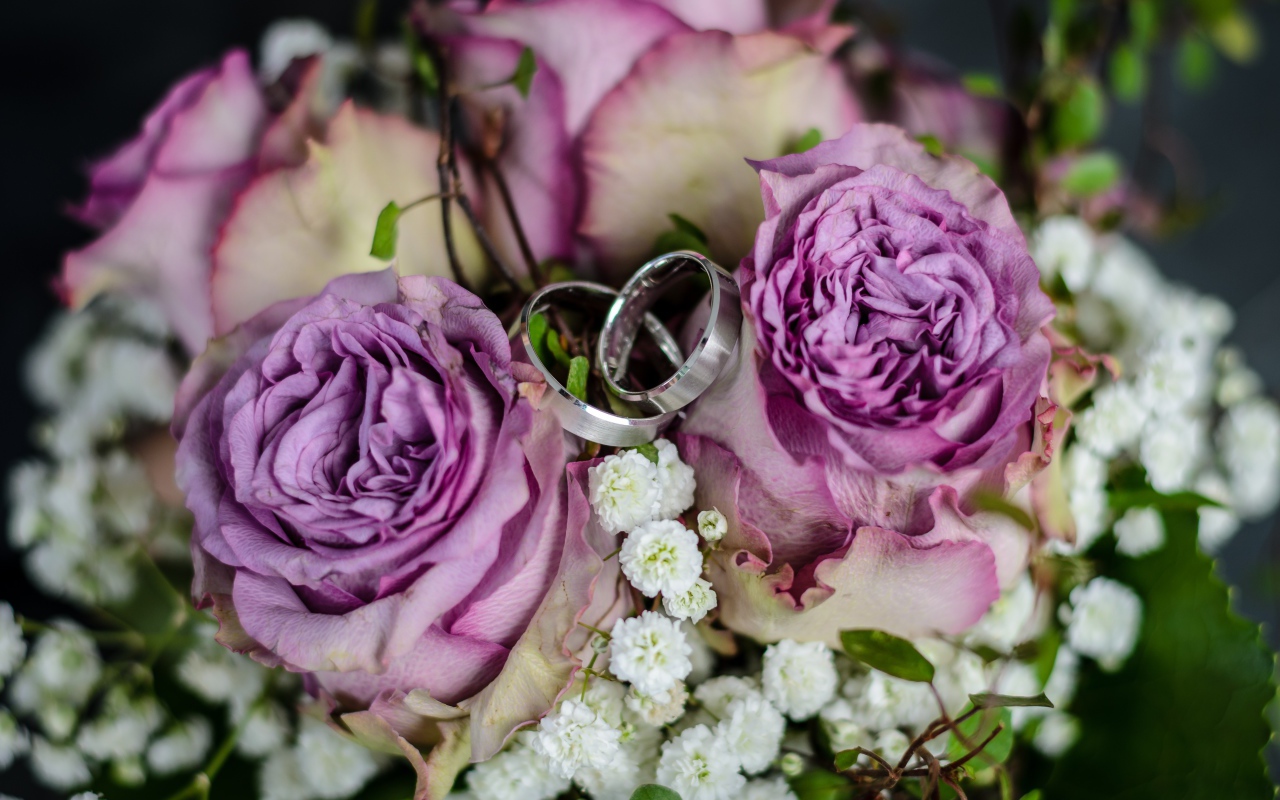 Два серебряных кольца с букетом