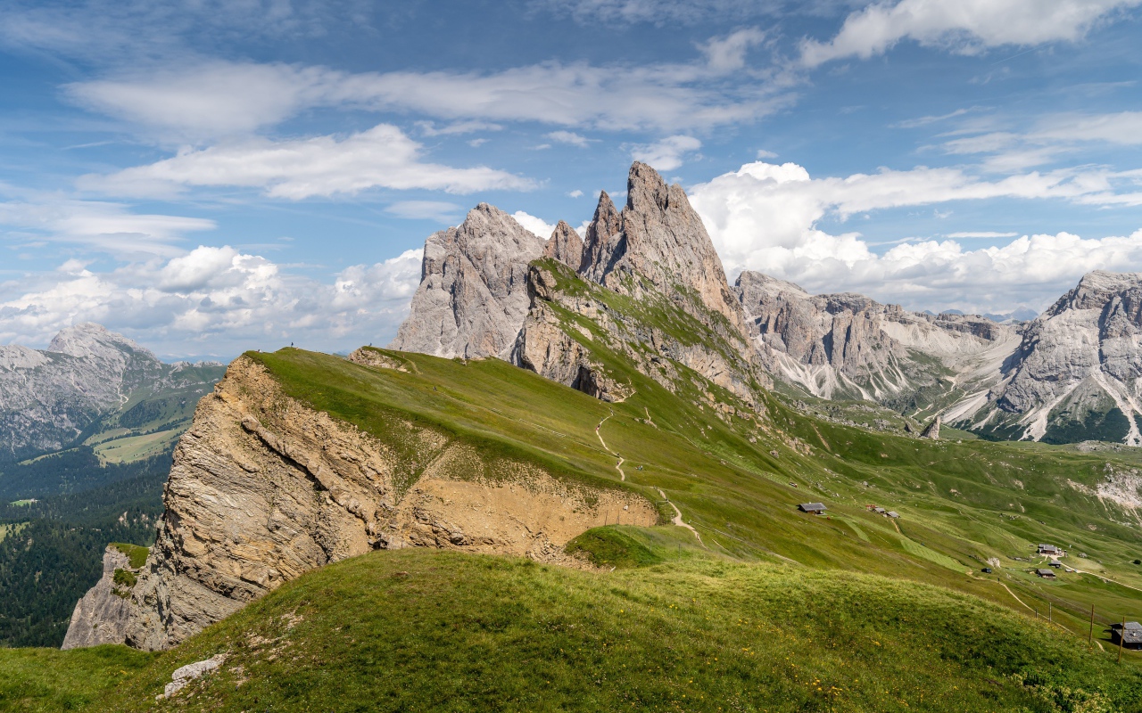 Красивые острые вершины горы под голубым небом