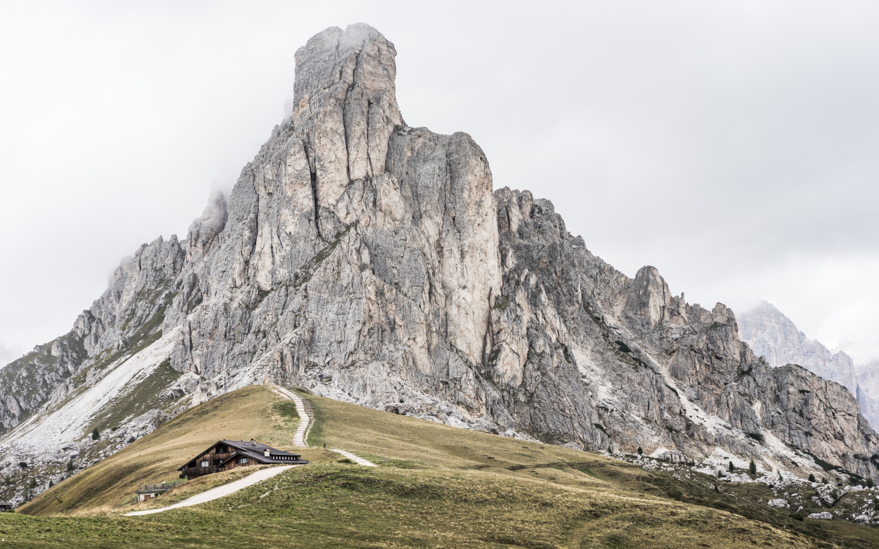 Большая гора на фоне пасмурного неба