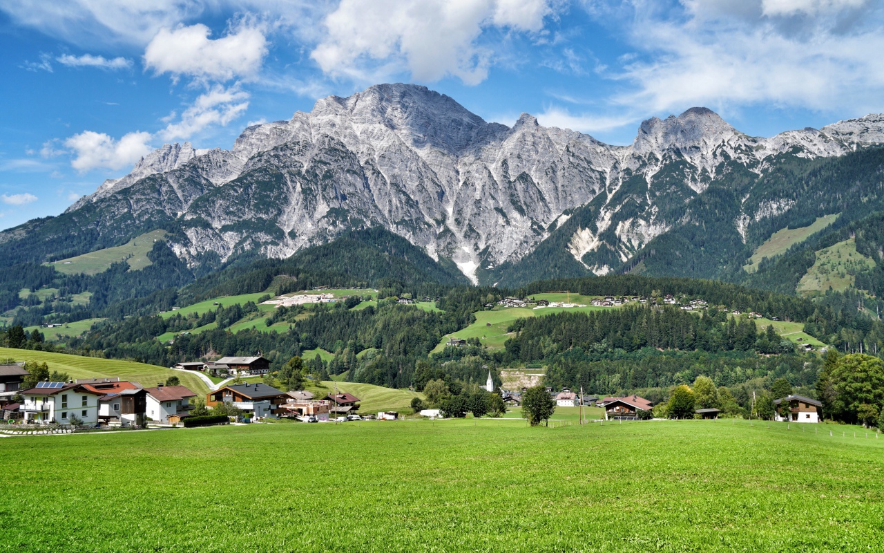 Вид высокие горы под голубым небом, Австрия 